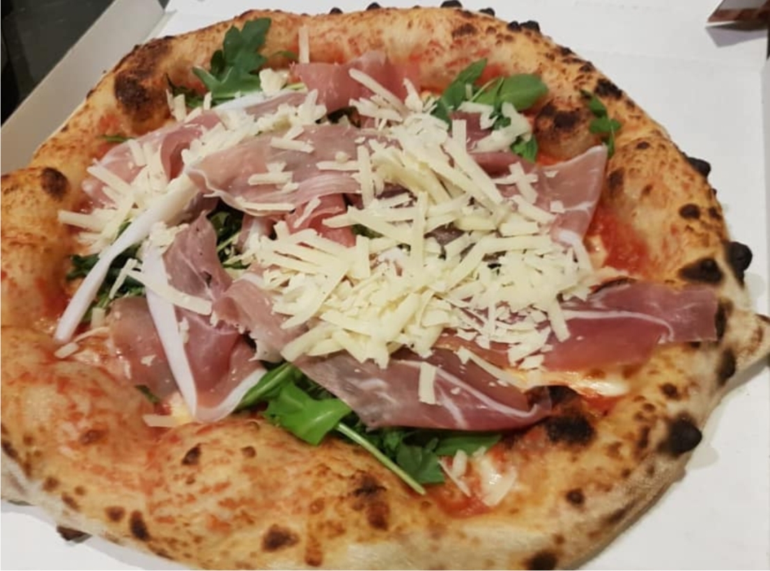 Рецепт неаполитанского теста. Пицца Неаполитанская прошутто. Пицца неаполитано состав. Пицца на неаполитанском тесте. Тесто для неаполитанской пиццы.