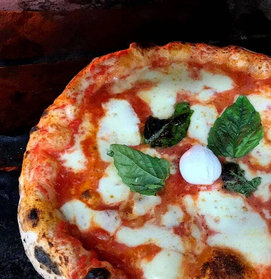 Рецепт неаполитанского теста. Неаполитанская пицца Италия. Классическая Неаполитанская пицца. Пицца неоп Неаполитанская. Пицца неаполитано состав.