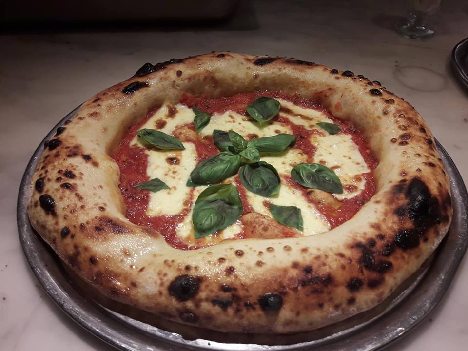 Рецепт неаполитанского теста. Неаполитанская пицца. Тесто для неаполитанской пиццы. Пицца на неаполитанском тесте. Тесто для пиццы Неаполитанская пицца.