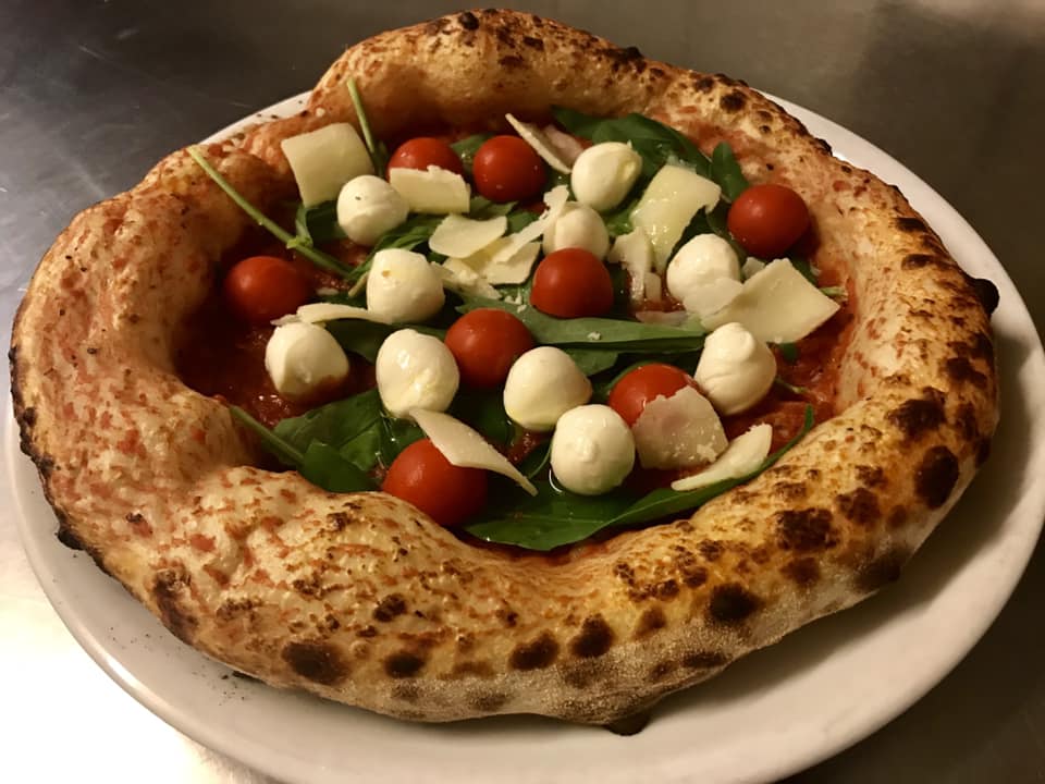 Рецепт неаполитанского теста. Неаполитанская пицца. Тесто для неаполитанской пиццы. Пицца на неаполитанском тесте. Неаполь пицца.