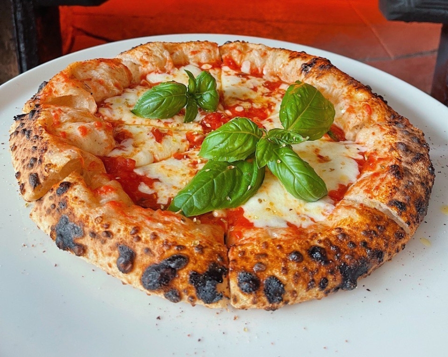 Неаполитанская пицца из дровяной печи