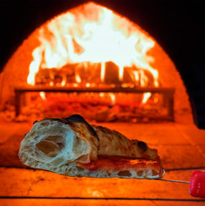 Read more about the article Неаполь против всех? Что отвечают гостям на негатив владельцы пиццерий с неаполитанской пиццей?